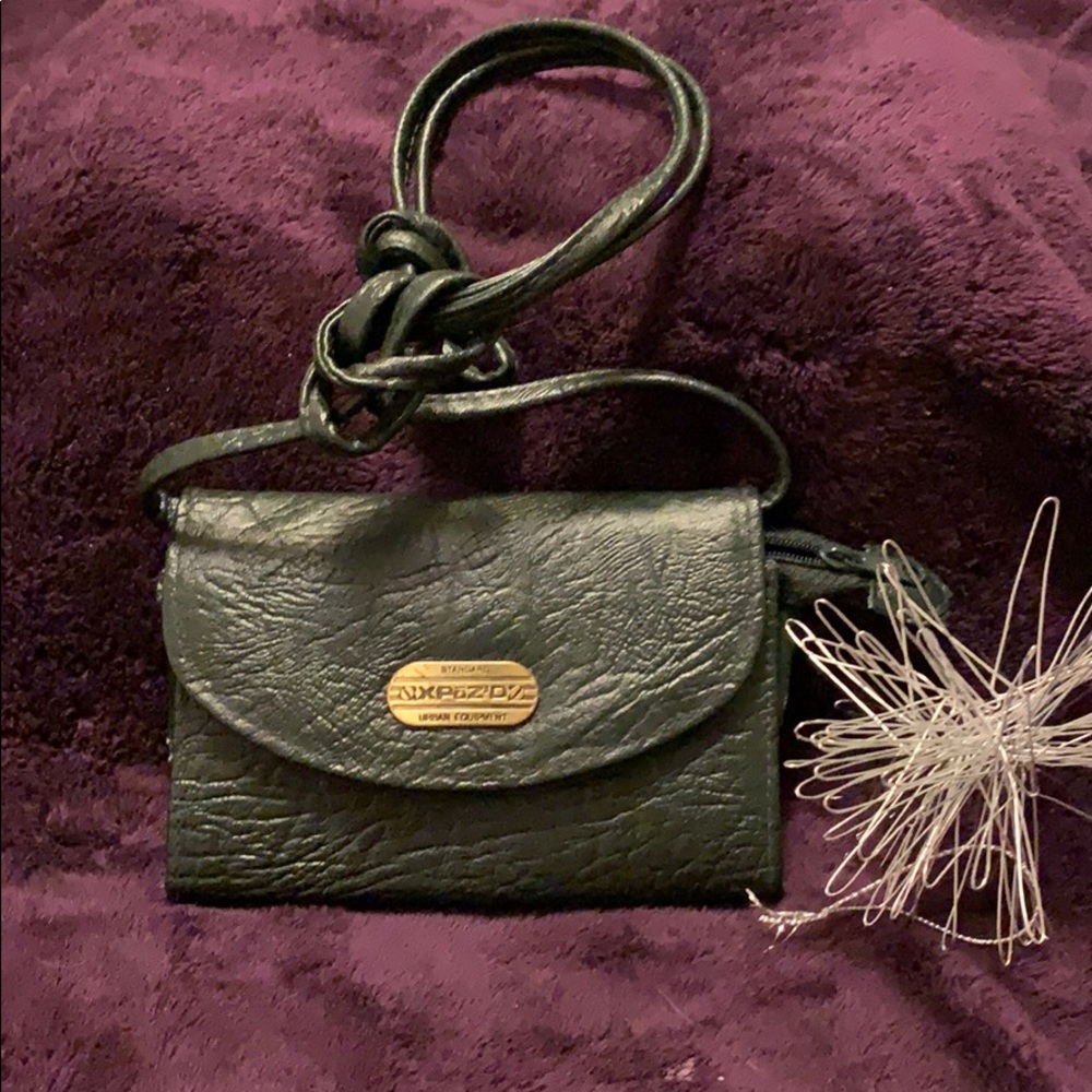 SM GREEN PURSE 👛 THAT FITS MORE THAN YOU THINK!